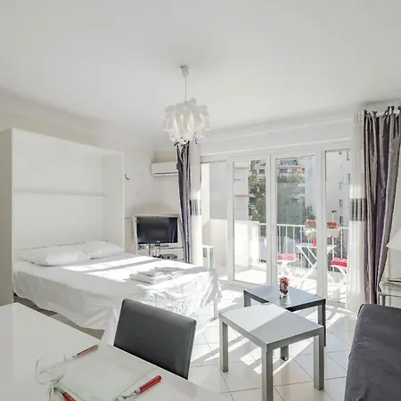 Beautiful Studio With Terrace Apartment